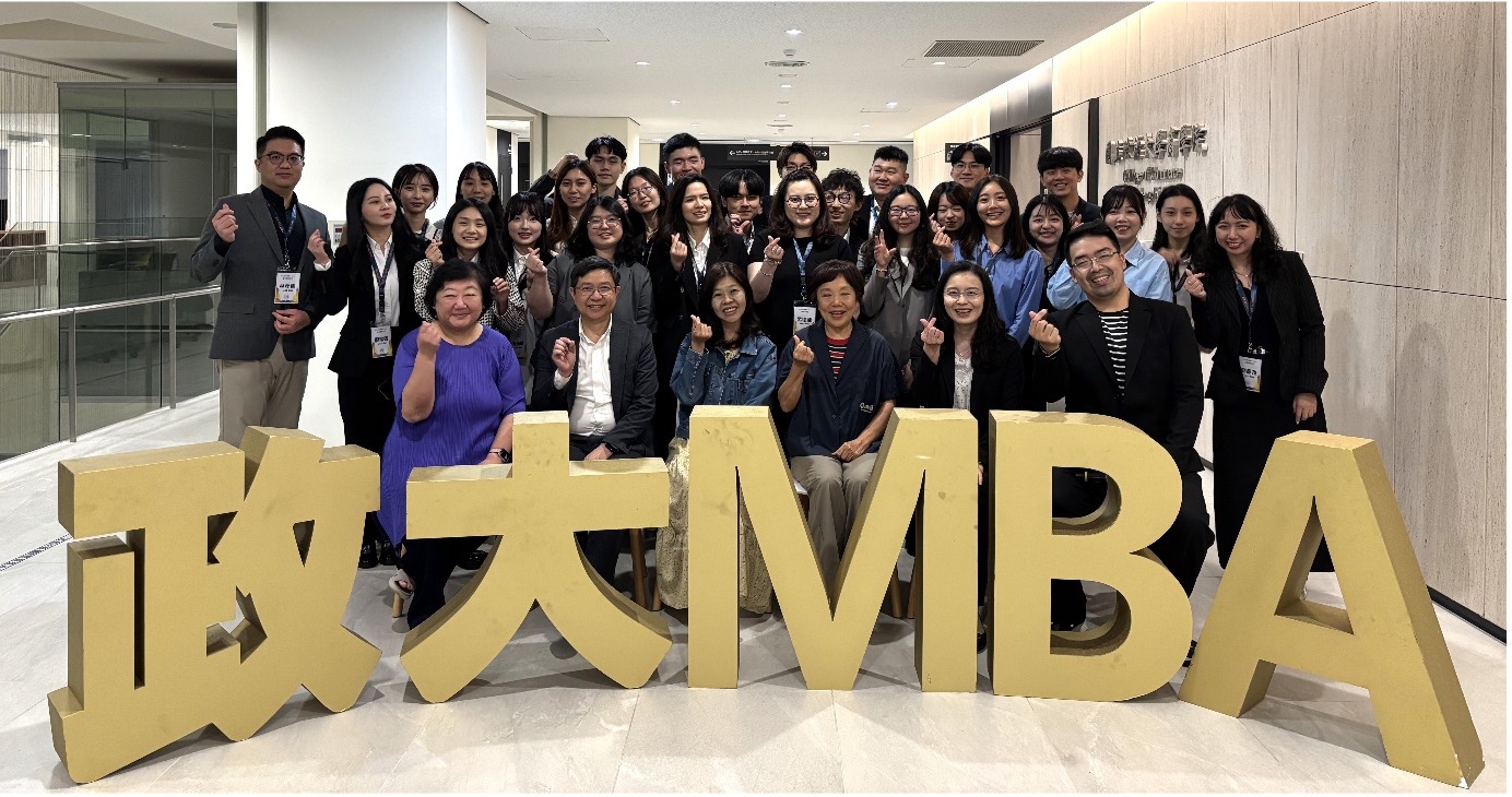 這是一張圖片 政大 MBA 主任白佩玉教授致贈紀念禮,祝福每位導師圓滿、順心