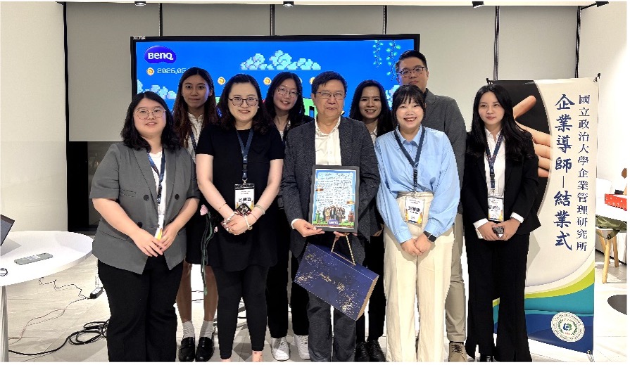 這是一張圖片 明基電通總經理黃原福學長與導生團隊,分享一年來的「BENQ Adventure」學習歷程